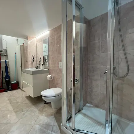 A Due Passi Da * Gênes