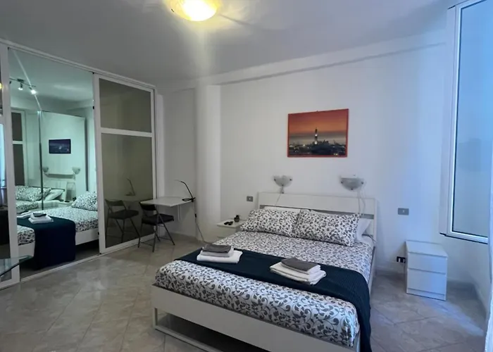 A Due Passi Da Feriehus Genova